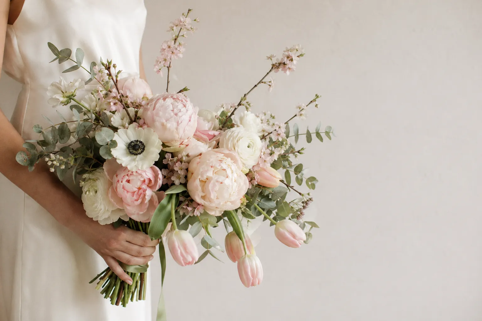 Весенний букет невесты из пастельных пионов, ранункулюсов и тюльпанов