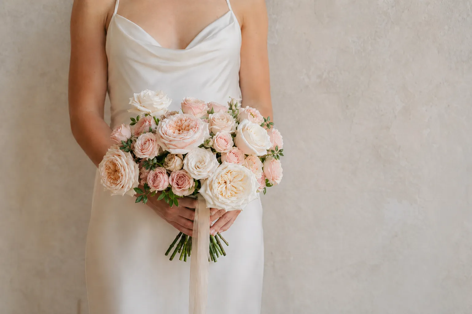 Букет невесты из белых и кремовых роз